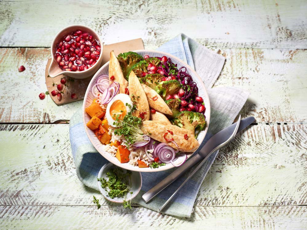 Hähnchen-Power-Bowl mit Granatapfeldressing