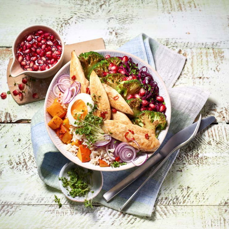 Hähnchen-Power-Bowl mit Granatapfeldressing