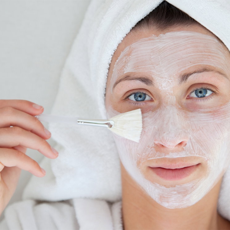 Eine Frau genießt eine Gesichtsmaske im Spa - jetzt kann ihre Haut aufatmen