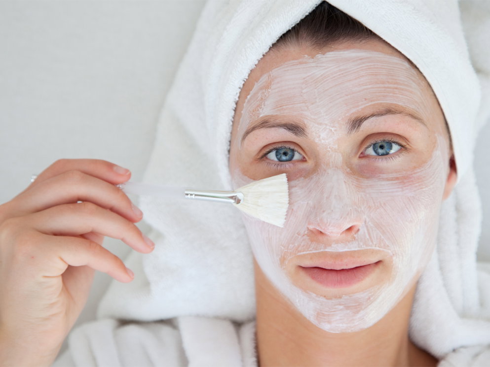 Eine Frau genießt eine Gesichtsmaske im Spa - jetzt kann ihre Haut aufatmen