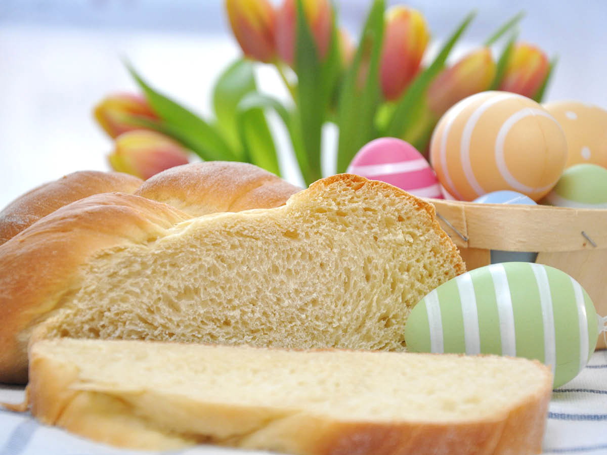Hefezopf mit bunten Eiern