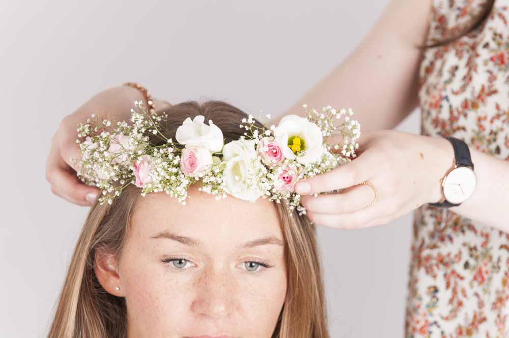 Brautfrisur mit Blumenkranz