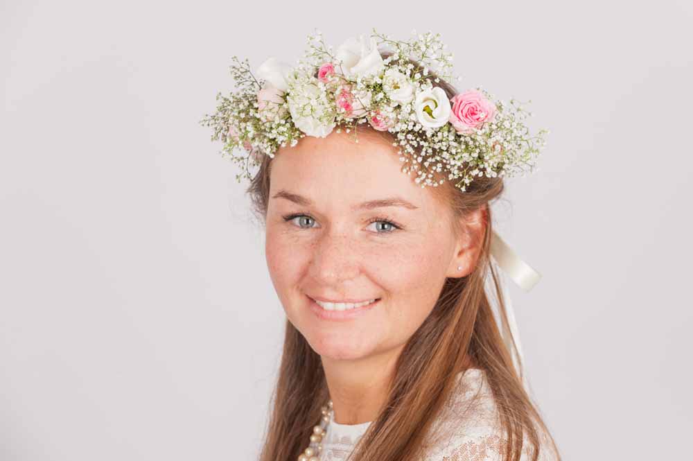 Brautfrisur mit Blumenkranz