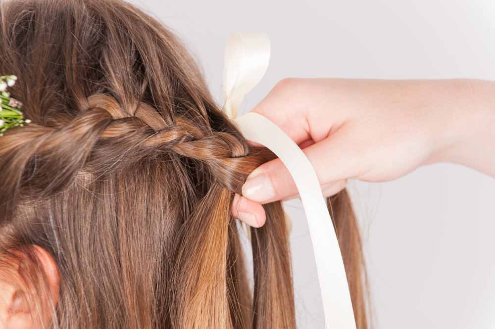 Brautfrisur mit Blumenkranz