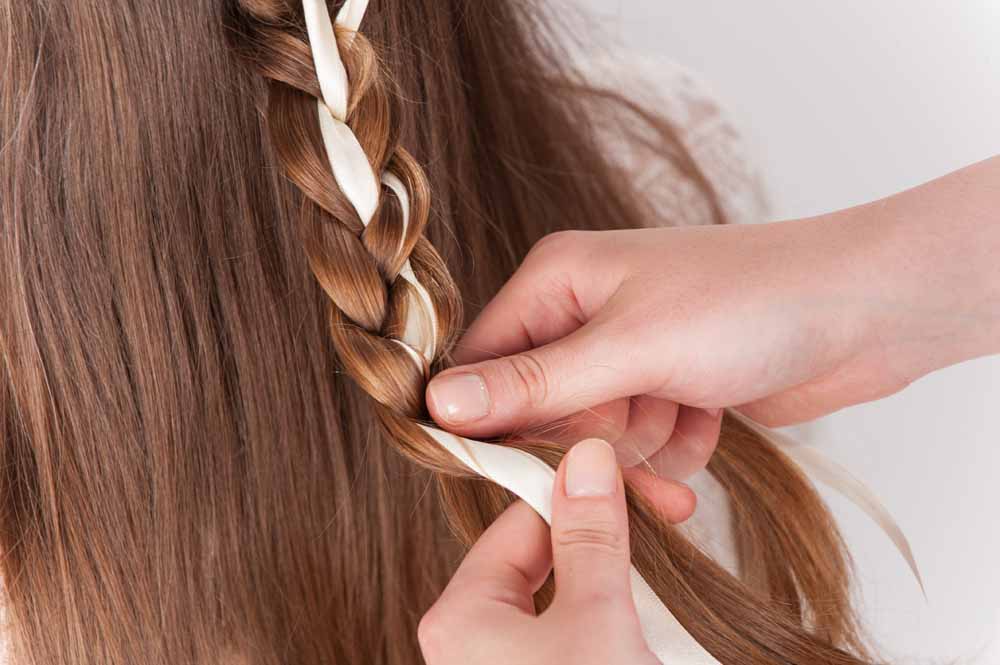 Brautfrisur mit Blumenkranz