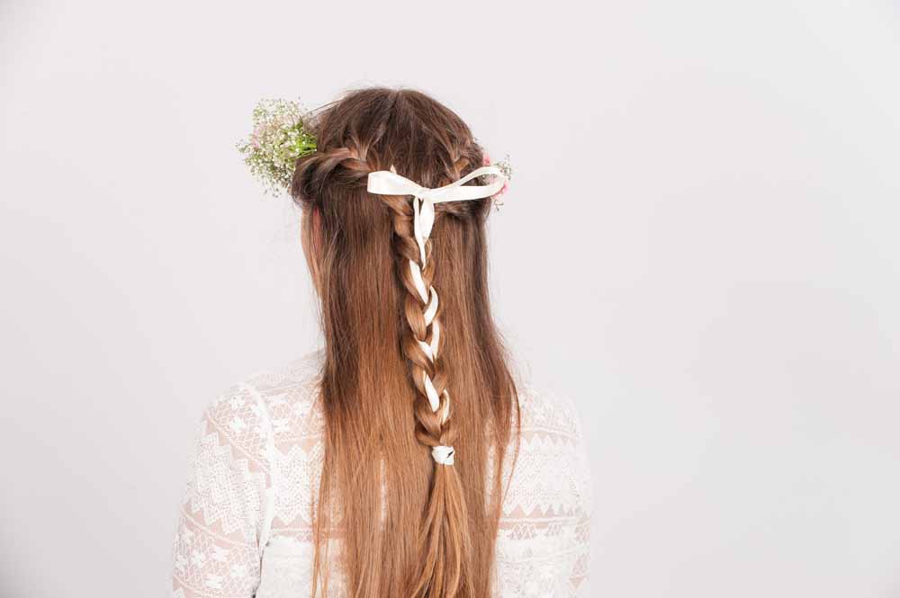Brautfrisur mit Blumenkranz