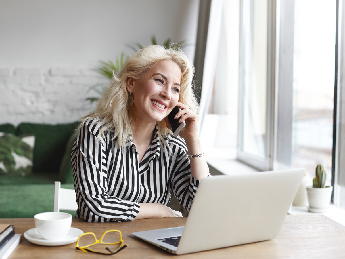 Homeoffice: Tipps für die Arbeit von zu Hause: Frau am Tisch telefoniert