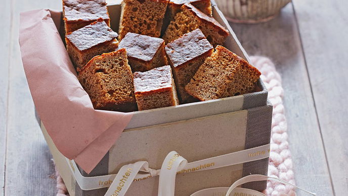 Honigkuchen mit Mandeln und Gewürzen