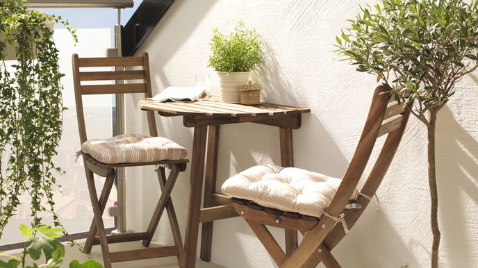 Balkon-Trends 2022: 3 praktische Klappmöbel für mehr Platz