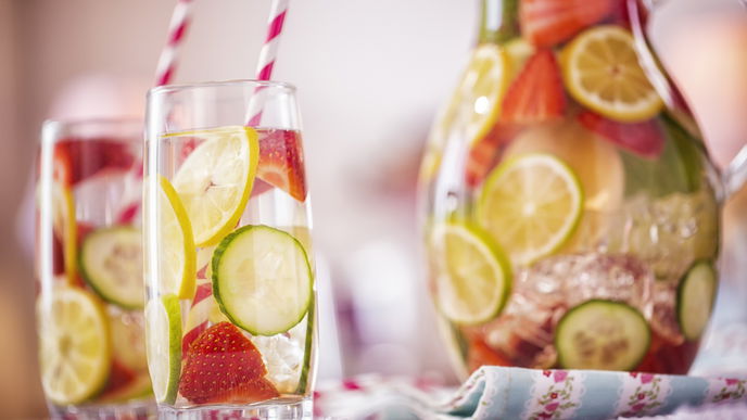 So bereiten Sie den Trend "Infused Water" zu