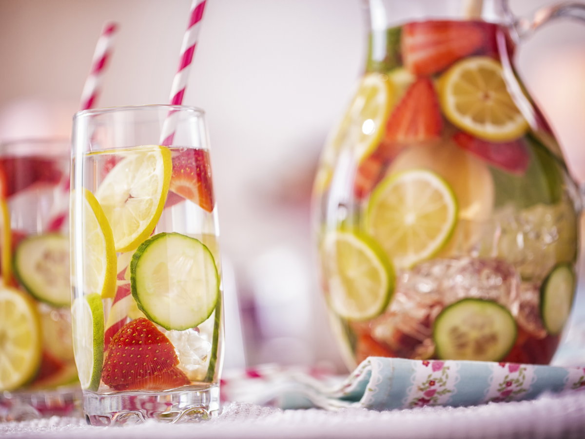 Trend Infused Water: Wasser mit Früchten im Glas