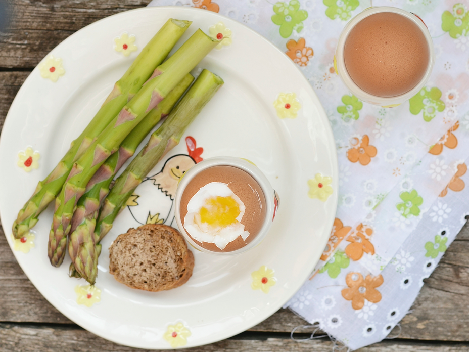 Spargel und gekochte Eier