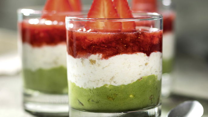 Italienisches Trifle mit Pistazien und Erdbeeren 