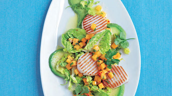 Jakobsmuscheln auf Avocadosalat