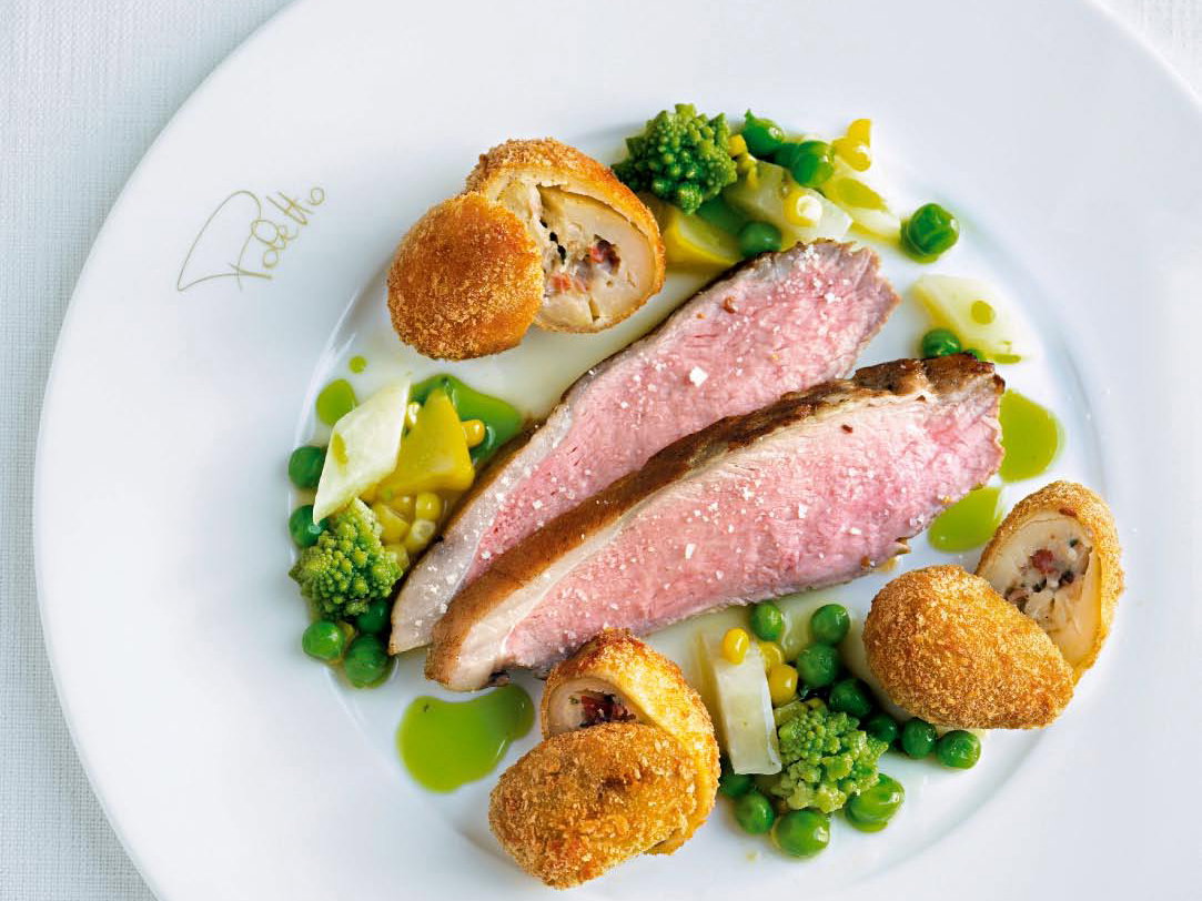 Kalbs-Tafelspitz mit Pancetta-Kartoffeln und karamellisiertem Gemüse - Das Rezept finden Sie hier