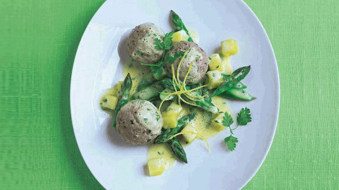 Spargel-Ragout mit Kalbsklößchen