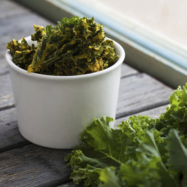 Kale Chips aus Grünkohl - Folgen Sie den Trend aus den USA und knabbern Sie fettarm und gesund Chips