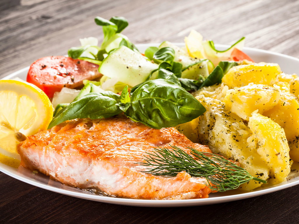 Kalorienarmes Weihnachtsmenü, Hauptgericht: Gebratener Lachs mit Parmesan-Kartoffeln