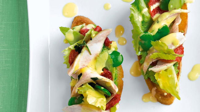 Leckeres Kaninchen-Crostini mit Bohnenpüree