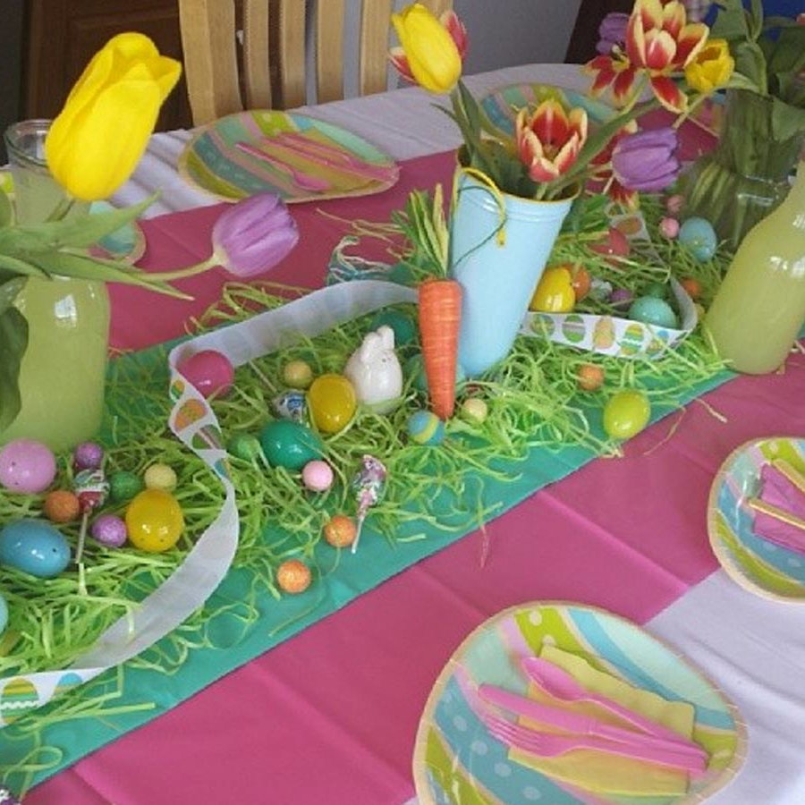Tischdecke mit Ostergras und Tulpen