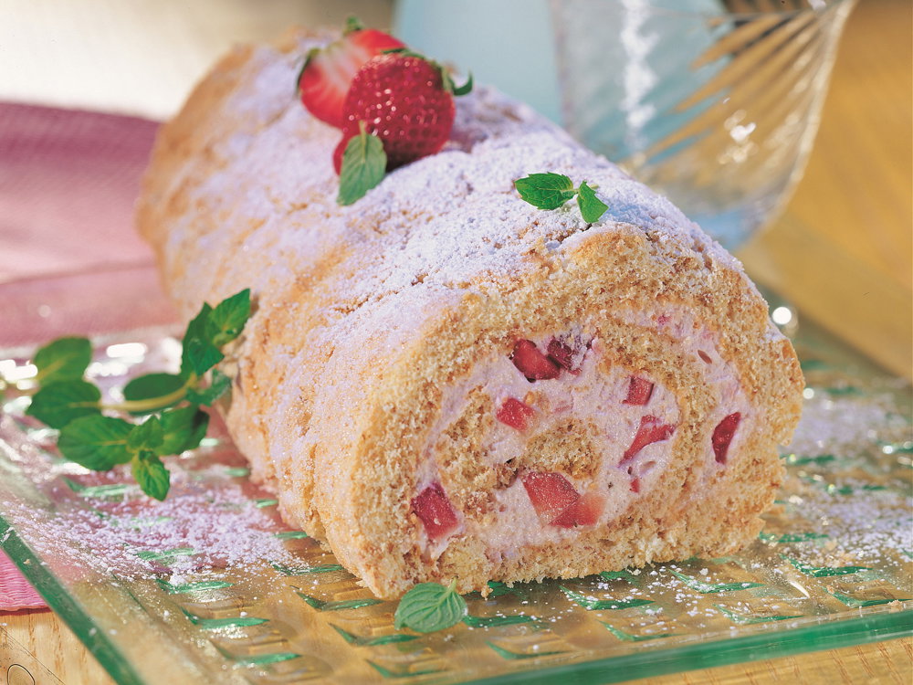 Biskuitrolle mit Erdbeeren