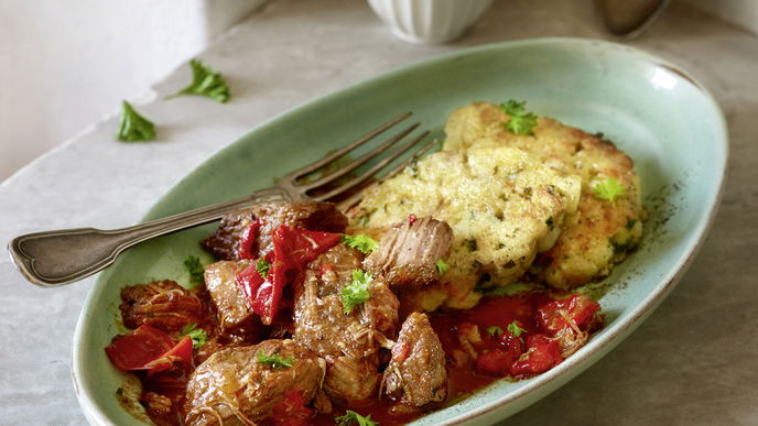 Kesselgulasch mit Serviettenknödel