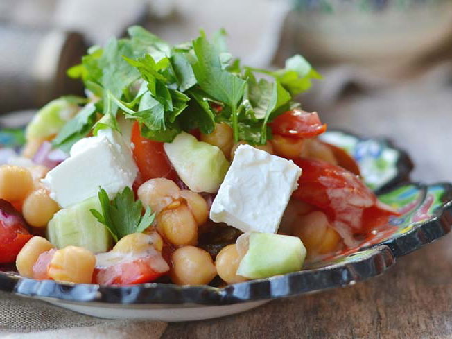 Salat mit Kichererbsen und Feta