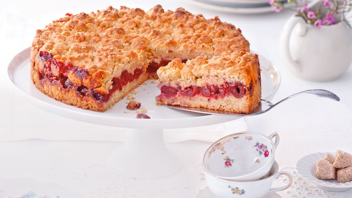 Kirschkuchen mit Haselnuss-Streuseln