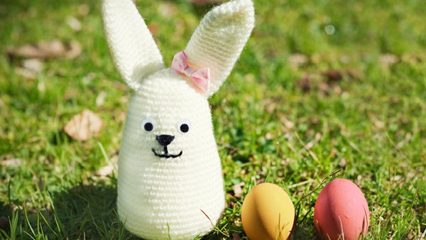 Osterhasen stricken: Einfache Anleitung zum Nachmachen