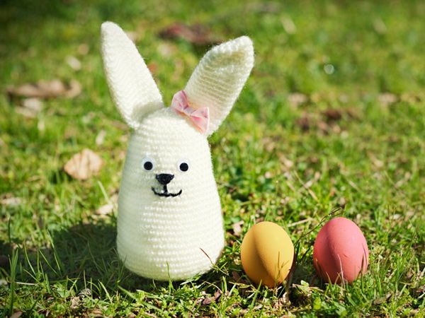 Gehäkelter Osterhase mit Ostereiern