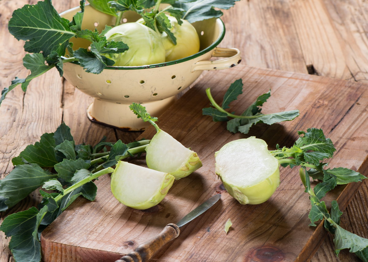 Kohlrabi zubereiten: So einfach geht's: Kohlrabi auf einem Tisch