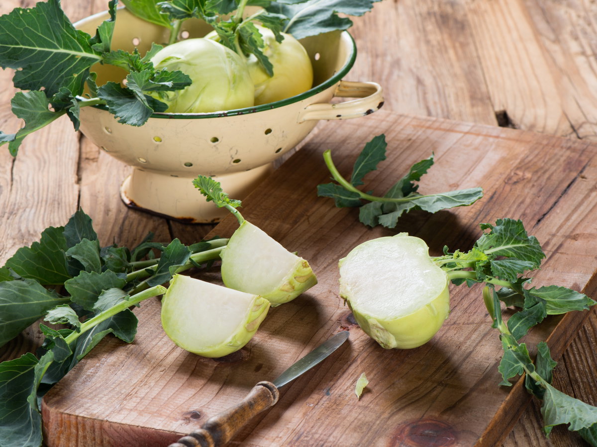 Kohlrabi zubereiten: So einfach geht's: Kohlrabi auf einem Tisch