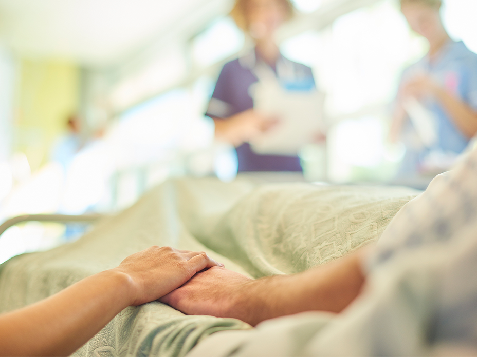 Ein Patient liegt im Wachkoma