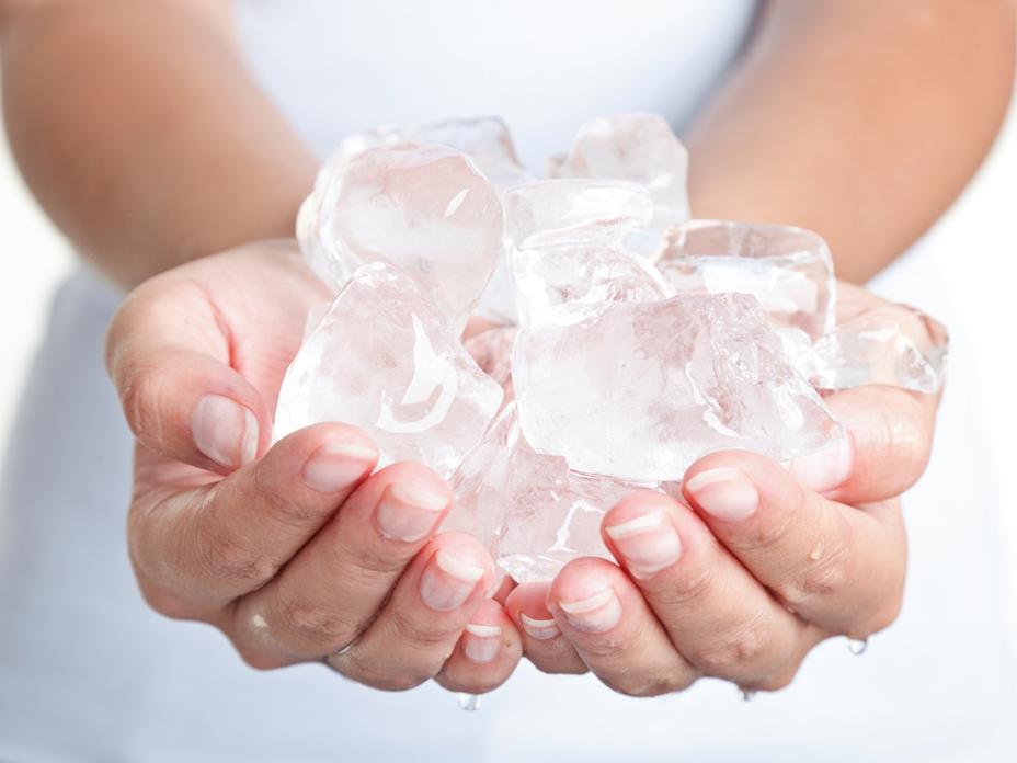 Frau hält Eiswürfel