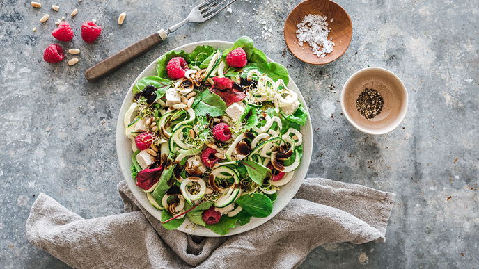 Frischer Pflücksalat mit Zucchini-Spiralen, Feta und Himbeeren