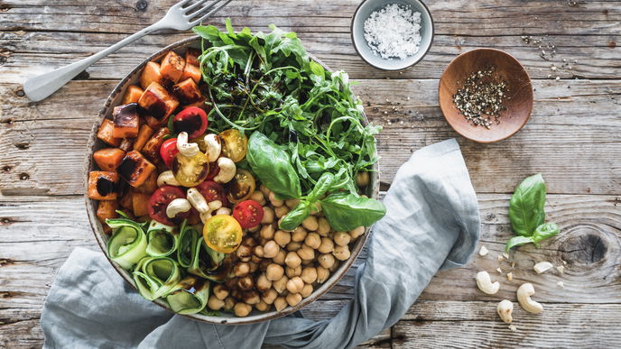 Salat-Bowl mit gerösteten Süßkartoffeln, Rucola und bunten Tomaten