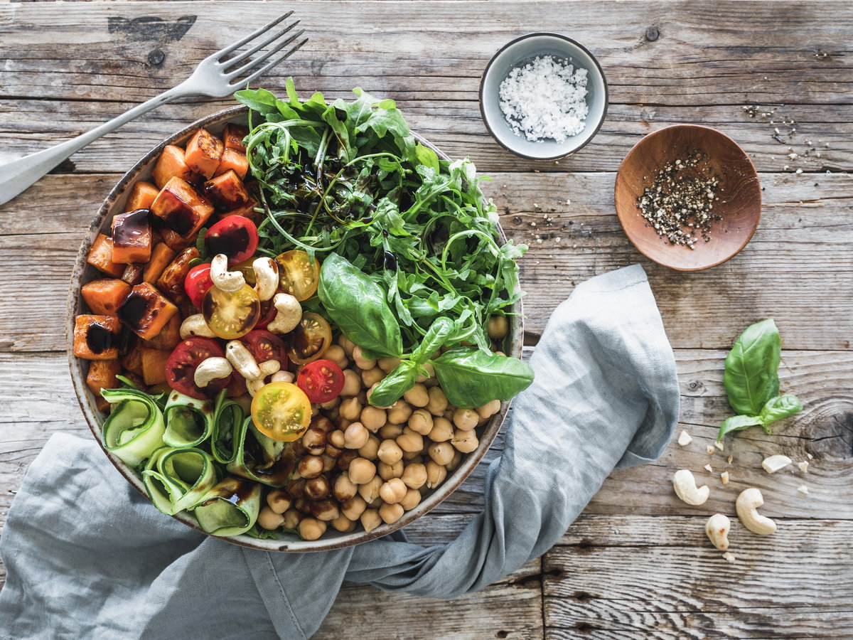 Salat-Bowl mit gerösteten Süßkartoffeln, Rucola und bunten Tomaten