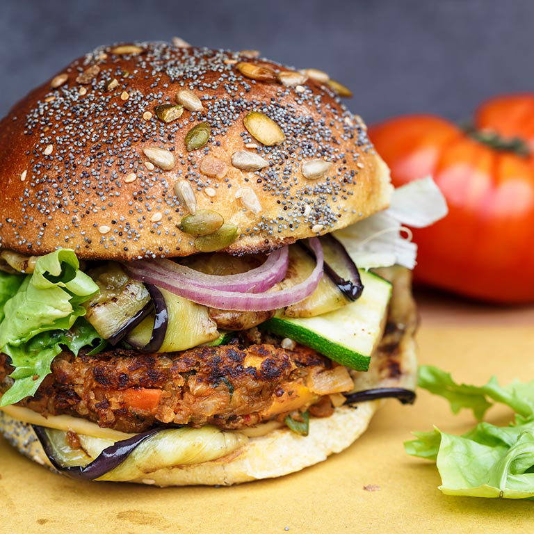 Kürbisburger im Kürbisbrötchen mit Aubergine und Salat
