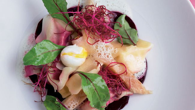 Norddeutschland trifft Italien: Rezept für Labskaus-Tortelloni mit Räucheraal und Roter Bete