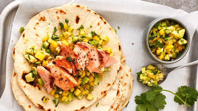 Lachs-Tortilla mit Avocado-Mango-Salsa