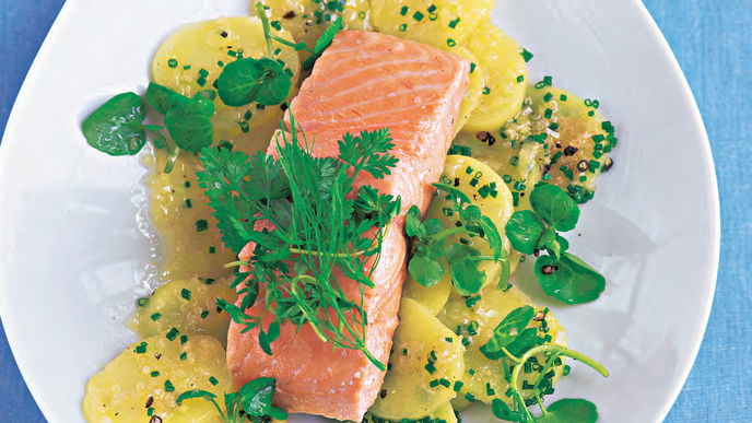 Lachsfilet auf Kartoffel-Brunnenkresse-Salat