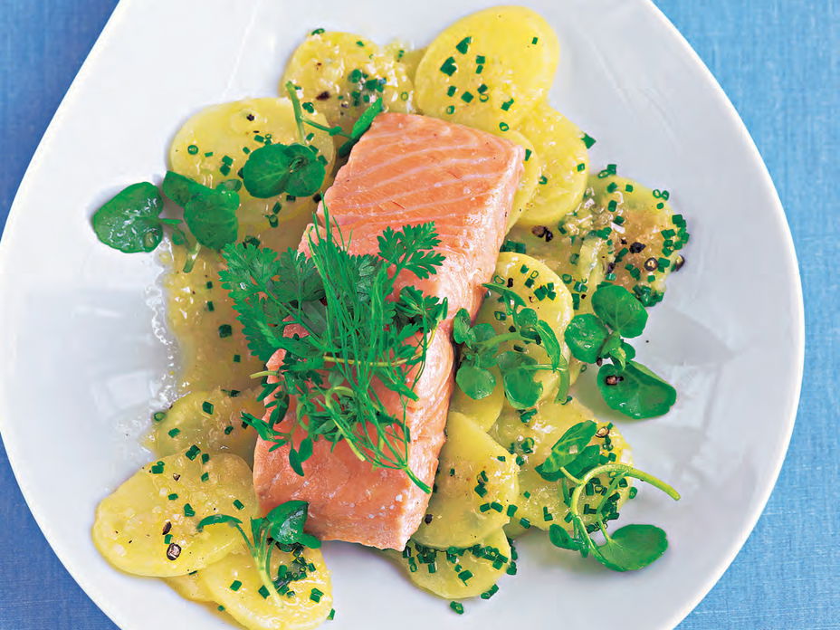 Lachsfilet auf Kartoffelsalat