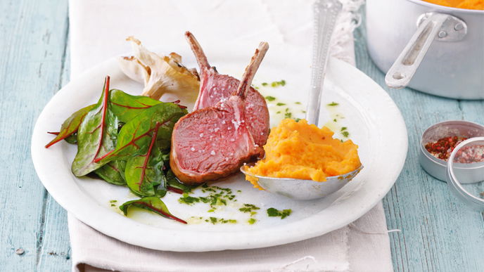 Lammkoteletts mit Süßkartoffelpüree und Mangold