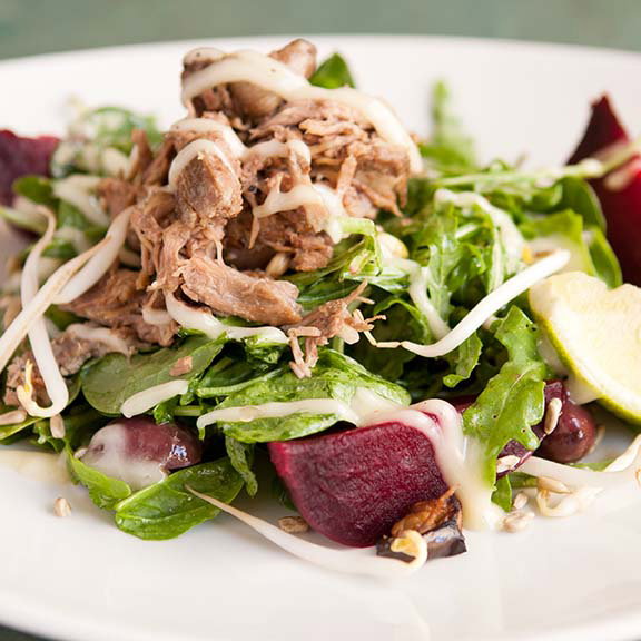 Lamm-Salat mit Auberginen, Babyspinat und Sonnenblumenkernen