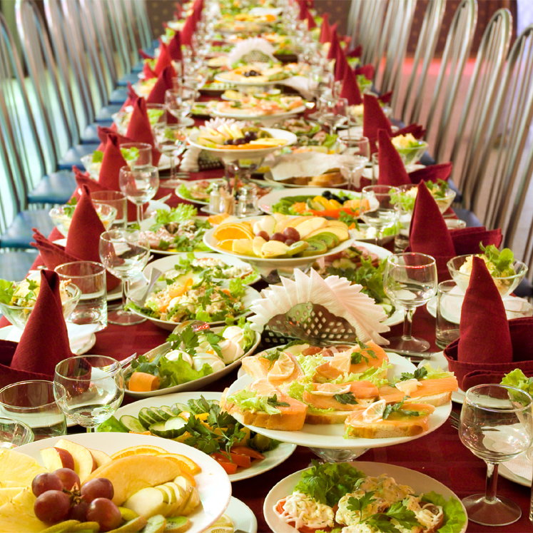 Ein festlich dekorierter Tisch mit einer großen Auswahl - das perfekte Buffet für besondere Anlässe