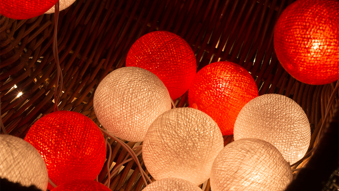 Lichterkette basteln: Christmas Cotton Ball Lights
