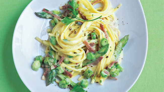 Rezept für Spargel-Carbonara à la Cornelia Poletto - so haben Sie das Gemüse noch nie gegessen