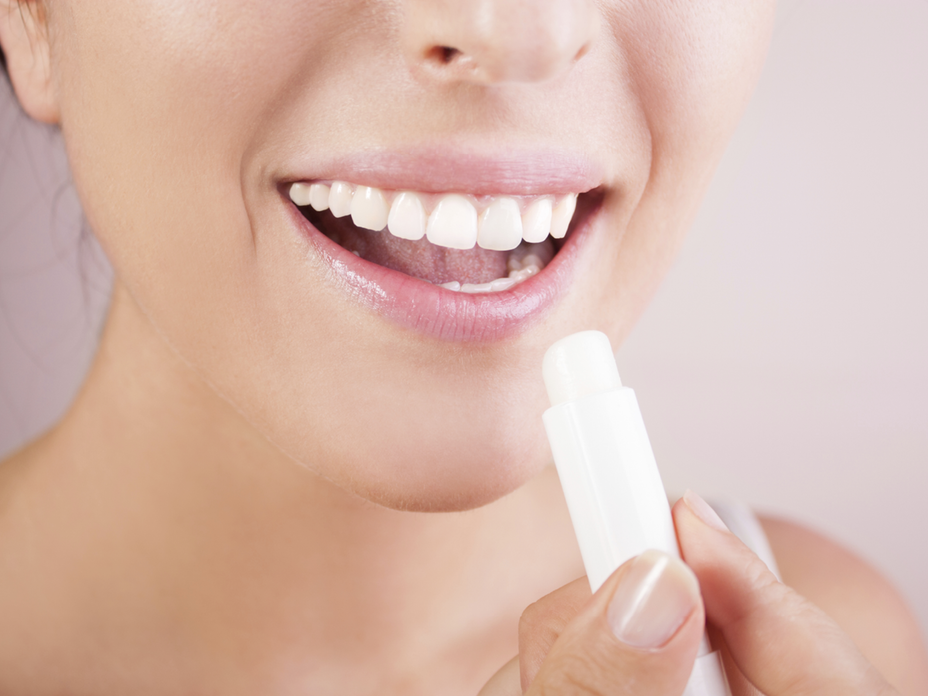Frau trägt Lippenbalsam auf