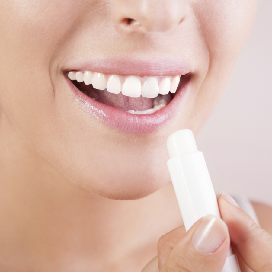 Frau trägt Lippenbalsam auf