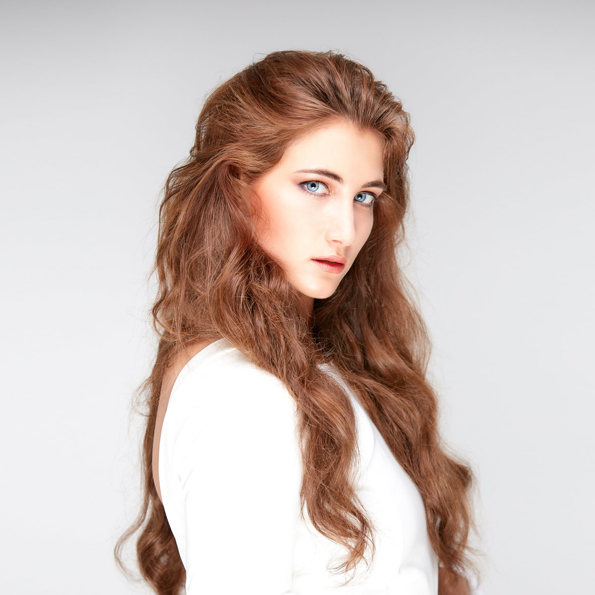 Model mit langen, welligen braunen Haaren